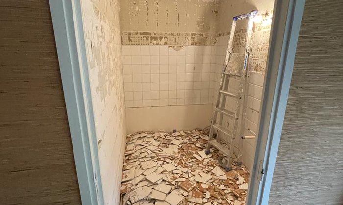 Travaux de carrelage dans une salle de bain
