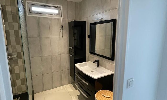 Salle de bain moderne rénovée par Entreprise AÏNA à Gagny 93