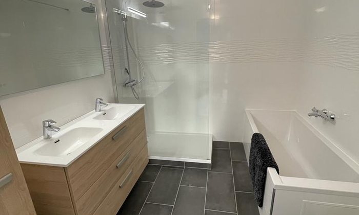 Salle de bain avec baignoire, douche et meuble vasque