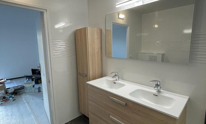 Meuble vasque double et miroir de salle de bain