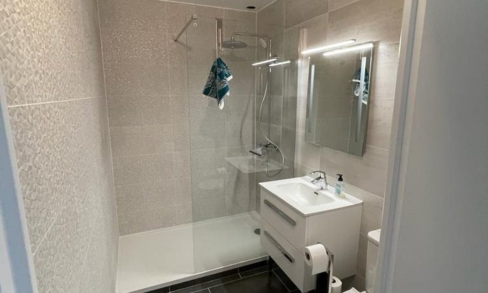 Douche à l’italienne et meuble vasque avec miroir