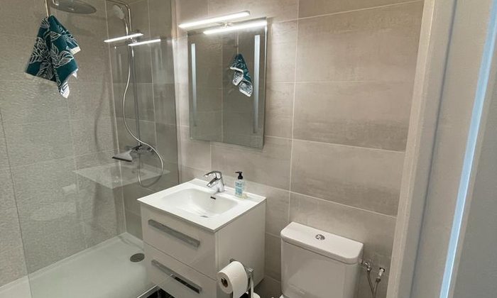 Salle de bain avec douche et meuble vasque rénovée