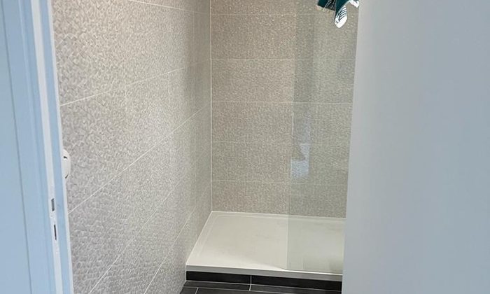 Douche carrelée de salle de bain rénovée