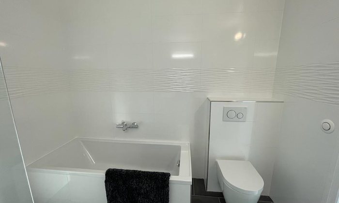 Salle de bain avec douche, WC et équipements sanitaires